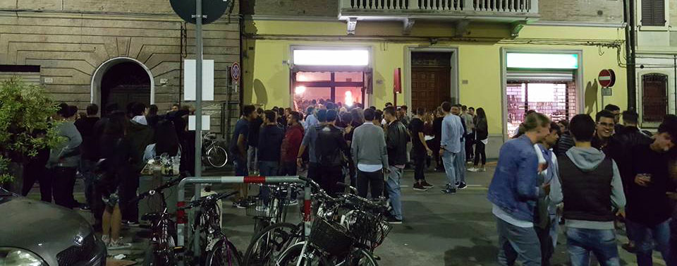 foto strabar esterno parcheggio